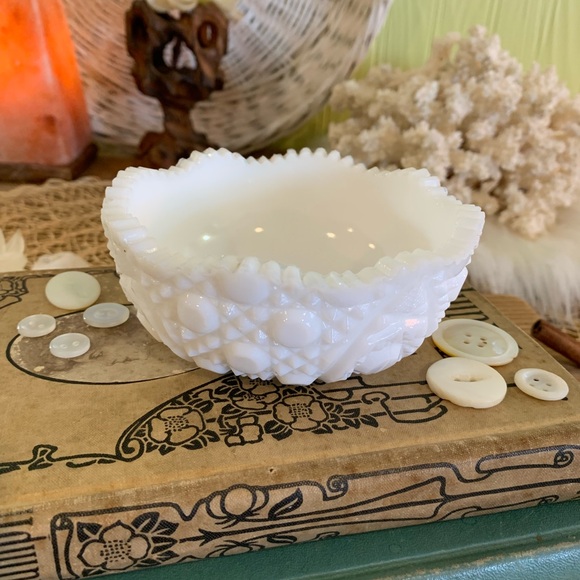 Vintage Milk Glass Bowl 🪿 - Picture 4 of 9
